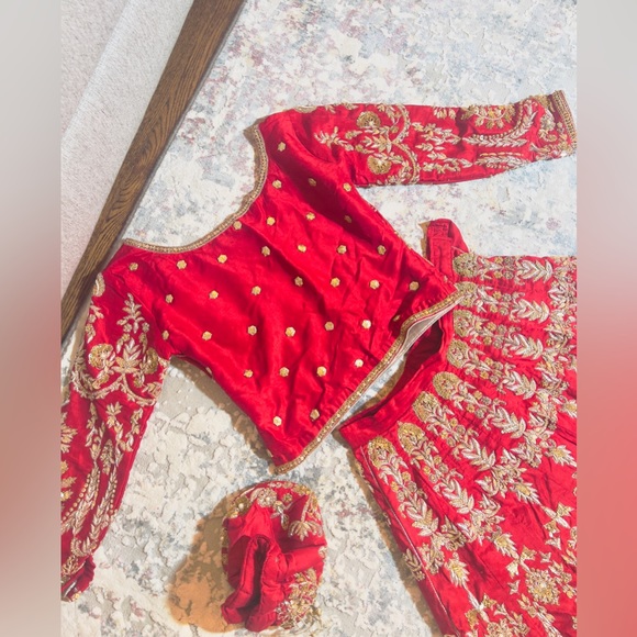 Pakistani/Indian Red lehnga choli bridal collection. Only wore once. - Picture 5 of 17